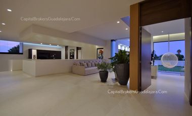 Casa de Lujo con Alberca y Mucho Jardín cerca Bugambilias Sur ZMG