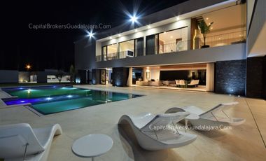 Casa de Lujo con Alberca y Mucho Jardín cerca Bugambilias Sur ZMG