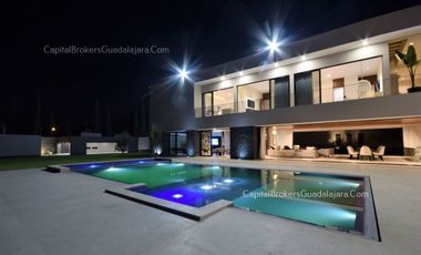 Casa de Lujo con Alberca y Mucho Jardín cerca Bugambilias Sur ZMG