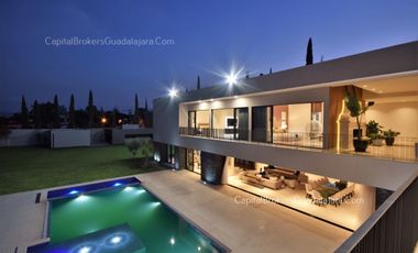 Casa de Lujo con Alberca y Mucho Jardín cerca Bugambilias Sur ZMG