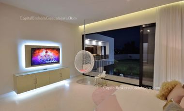 Casa de Lujo con Alberca y Mucho Jardín cerca Bugambilias Sur ZMG