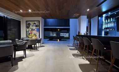 Casa de Lujo con Alberca y Mucho Jardín cerca Bugambilias Sur ZMG