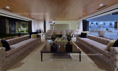 Casa de Lujo con Alberca y Mucho Jardín cerca Bugambilias Sur ZMG