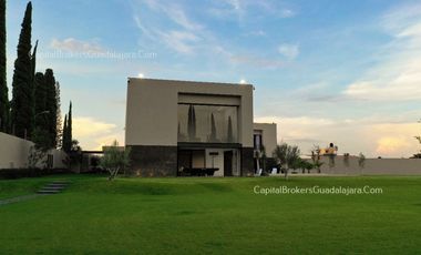 Casa de Lujo con Alberca y Mucho Jardín cerca Bugambilias Sur ZMG