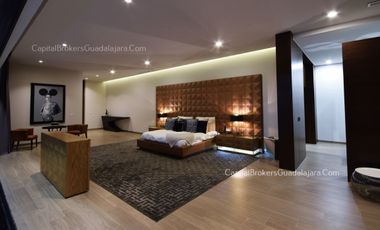 Casa de Lujo con Alberca y Mucho Jardín cerca Bugambilias Sur ZMG