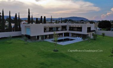 Casa de Lujo con Alberca y Mucho Jardín cerca Bugambilias Sur ZMG