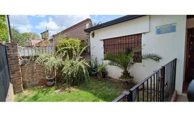 Venta casa 3 AMB con depto 2 AMB en Paso Del Rey