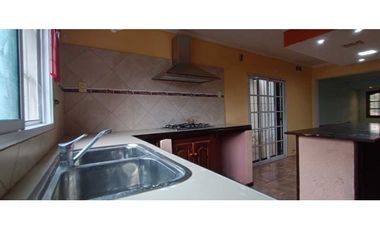 Venta casa 3 AMB con depto 2 AMB en Paso Del Rey