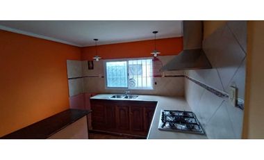 Venta casa 3 AMB con depto 2 AMB en Paso Del Rey