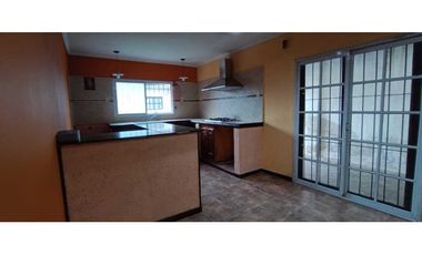Venta casa 3 AMB con depto 2 AMB en Paso Del Rey