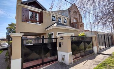 Casa en venta - 2 dormitorios 2 baños - Cochera - 165mts2 - City Bell, La Plata
