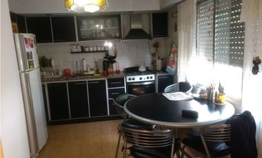 MUY LUMINOSO PH DE TRES AMBIENTES CON TERRAZA PROPIA