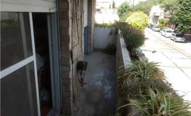 MUY LUMINOSO PH DE TRES AMBIENTES CON TERRAZA PROPIA