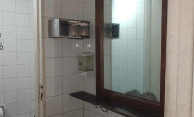 Venta amplio Local  al frente  - Subte B y E