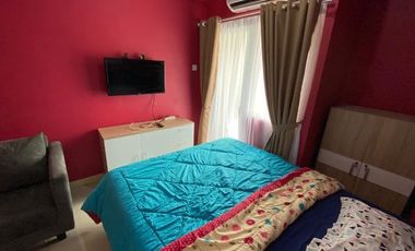 Studio apartemen green pramuka mingguan full furnish