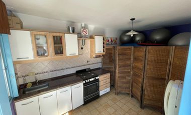 Casa Americana de 3 ambientes con amplio fondo y quincho. NUEVO VALOR, OPORTUNIDAD