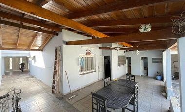 Casa Americana de 3 ambientes con amplio fondo y quincho. NUEVO VALOR, OPORTUNIDAD