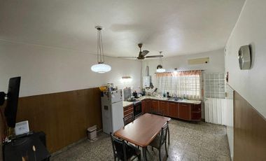 Casa Americana de 3 ambientes con amplio fondo y quincho. NUEVO VALOR, OPORTUNIDAD