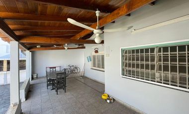 Casa Americana de 3 ambientes con amplio fondo y quincho. NUEVO VALOR, OPORTUNIDAD
