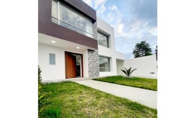 Hermosa Casa en Venta por Estrenar / PUEMBO