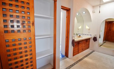 Pintoresca Casa en Venta Frente al Mar con Acceso a la Playa - Huatulco