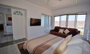 Pintoresca Casa en Venta Frente al Mar con Acceso a la Playa - Huatulco