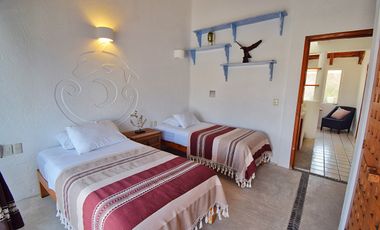 Pintoresca Casa en Venta Frente al Mar con Acceso a la Playa - Huatulco