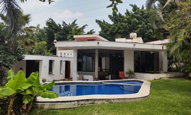 CASA con alberca en  BRISAS al SUR DE CUERNAVACA, Club de Tennis