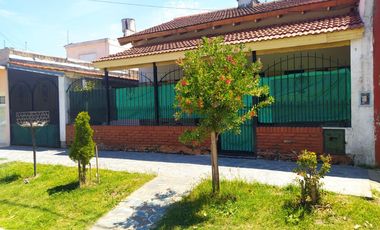 Vendo terreno 10 x 20m. Con vivienda en Merlo