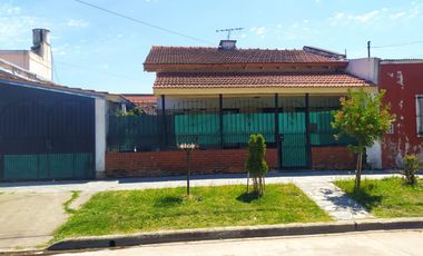 Vendo terreno 10 x 20m. Con vivienda en Merlo