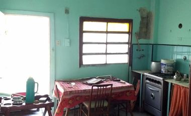 Venta de casa 3 ambientes con local comercial San Justo