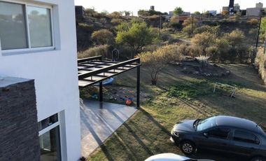 CASA EN LOMAS DEL REY - BARRIO MAYU SUMAJ - 3 DORMITORIOS - PARQUE