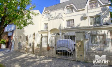 Casa en venta en Olivos - 4 amb. con cochera y jardín