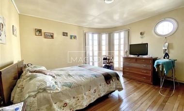 Casa en venta 4D, 3B, 3E, piscina y gran terreno en Ñuñoa.