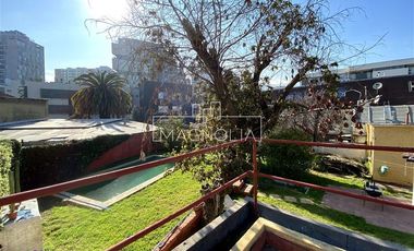 Casa en venta 4D, 3B, 3E, piscina y gran terreno en Ñuñoa.
