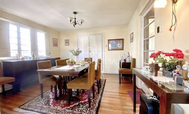 Casa en venta 4D, 3B, 3E, piscina y gran terreno en Ñuñoa.