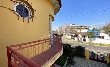 Casa en venta 4D, 3B, 3E, piscina y gran terreno en Ñuñoa.