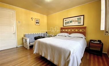 Casa en venta 4D, 3B, 3E, piscina y gran terreno en Ñuñoa.