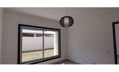 CASA DE 3REC 240MTS2 EN ALTOS DEL PARQUE