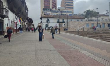 oficina en arriendo/venta en centro comercial paseo de la salamandra. Cod V1208