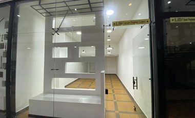 oficina en arriendo/venta en centro comercial paseo de la salamandra. Cod V1208