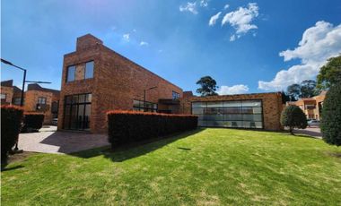 Hermosa casa con habitación principal en el primer piso