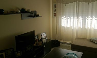 Departamento ubicado a 300 metros de Av. Hipólito Yrigoyen  y a 400 metros de la estación .