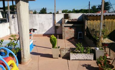 Departamento ubicado a 300 metros de Av. Hipólito Yrigoyen  y a 400 metros de la estación .