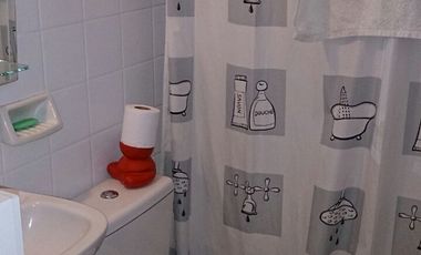 Departamento ubicado a 300 metros de Av. Hipólito Yrigoyen  y a 400 metros de la estación .