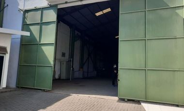 Gudang Margomulyo Row jalan 20 meter, Strategis