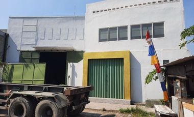 Gudang Margomulyo Row jalan 20 meter, Strategis