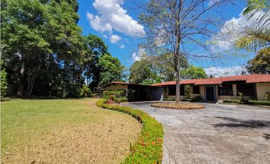 Vendo amplia casa en Las Cumbres *LC-01*