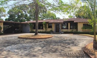 Vendo amplia casa en Las Cumbres *LC-01*