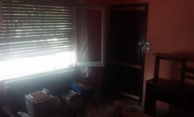 Casa en lote propio 3 amb amplios al frente mas departamento 2 amb al fondo